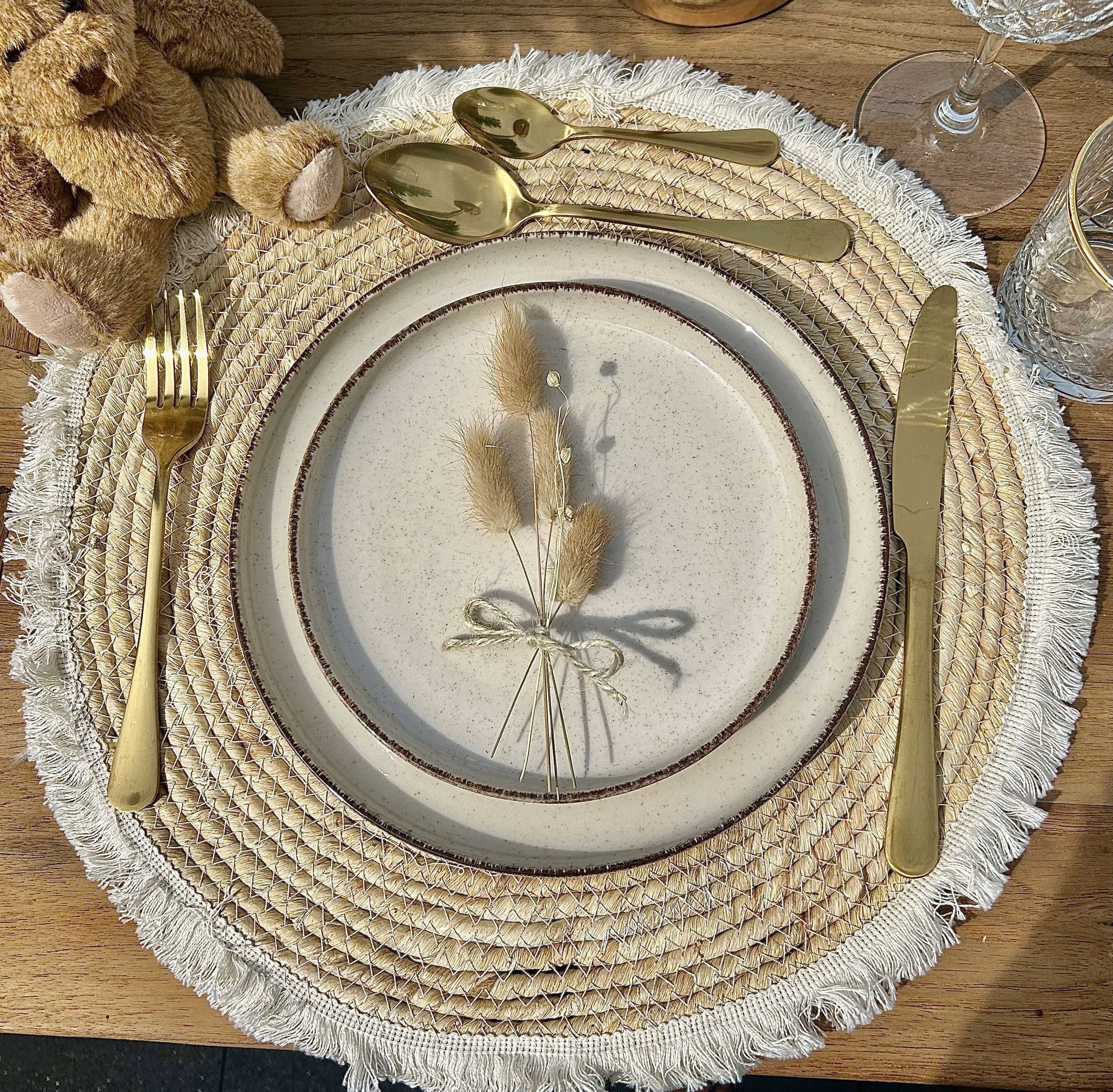 10-Delige set van beige borden, goud bestek, placemat, wijnglas en een waterglas