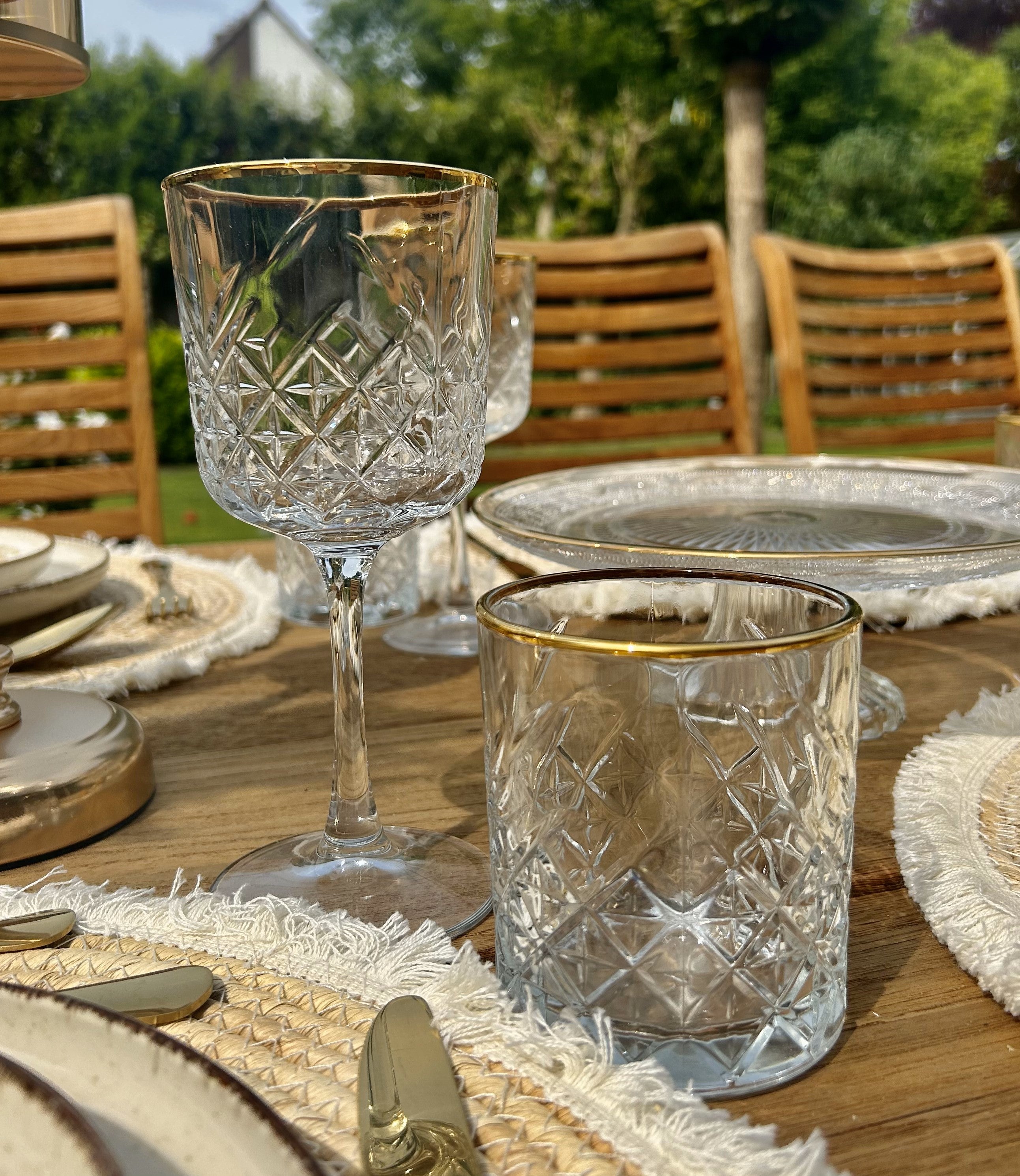 10-Delige set van beige borden, goud bestek, placemat, wijnglas en een waterglas